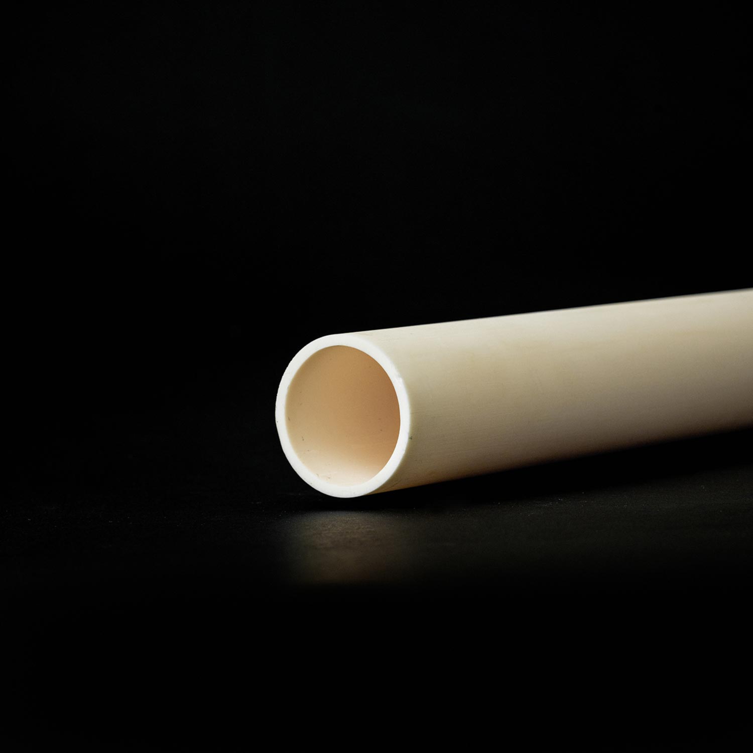 Aluminiumoxid-Rohr mit einer Bohrung